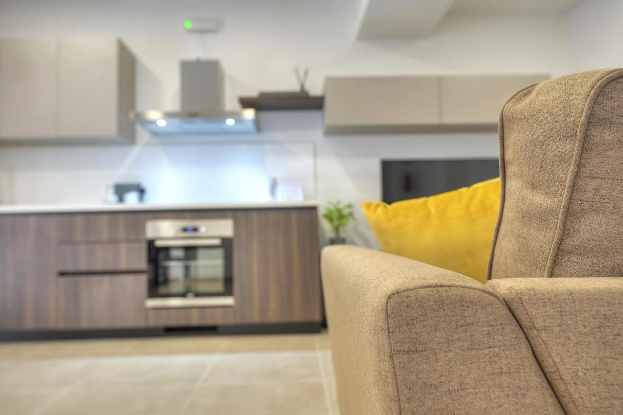 Brand New And Tastefully Furnished 2 Bedroom Ddif1-2 Apartment *