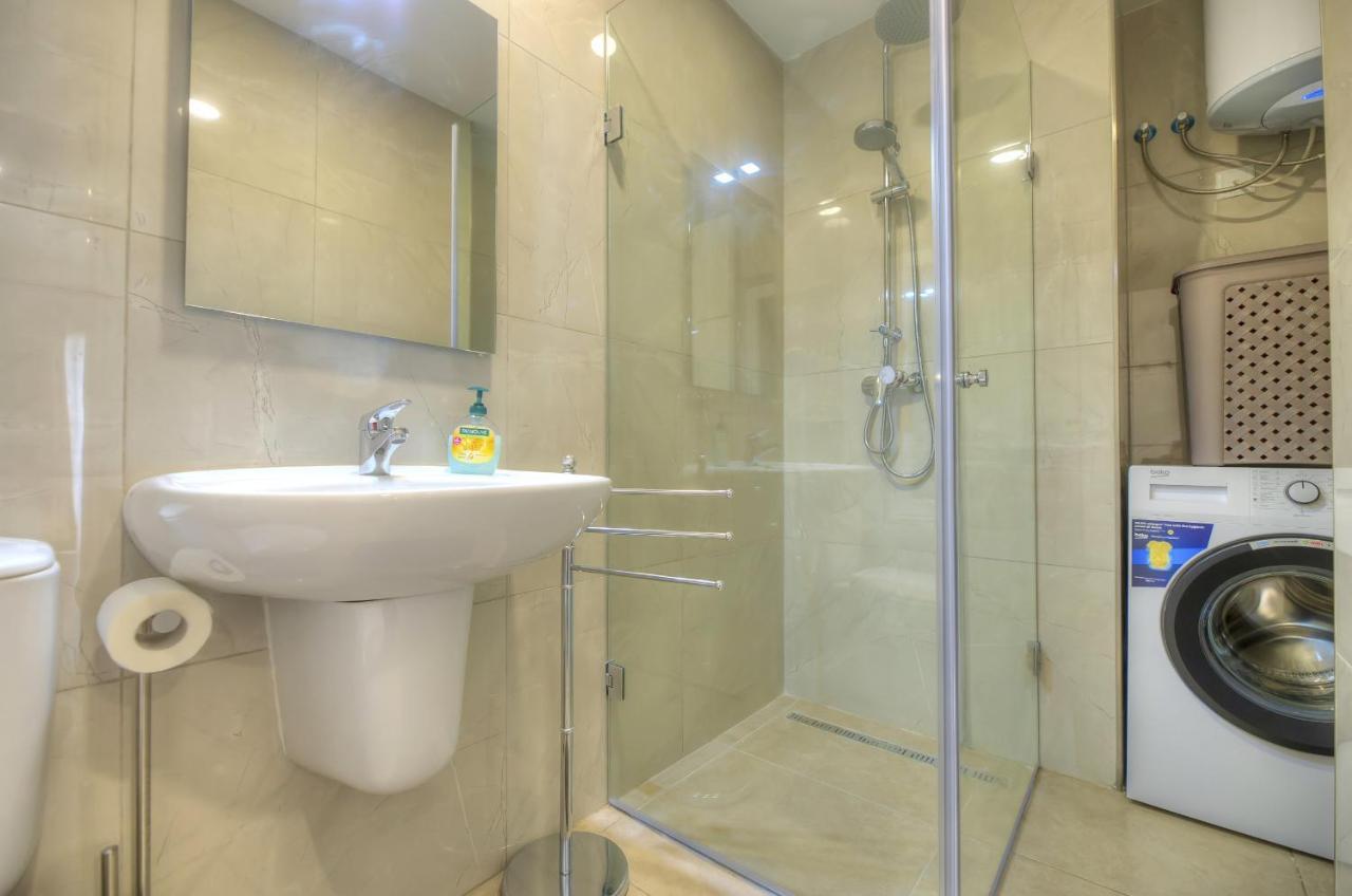 Brand New And Tastefully Furnished 2 Bedroom Ddif1-2 *